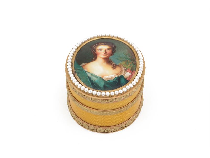Tabacchiera in Oro Giallo e Rosa con Perle Smalti Gialli e Miniatura