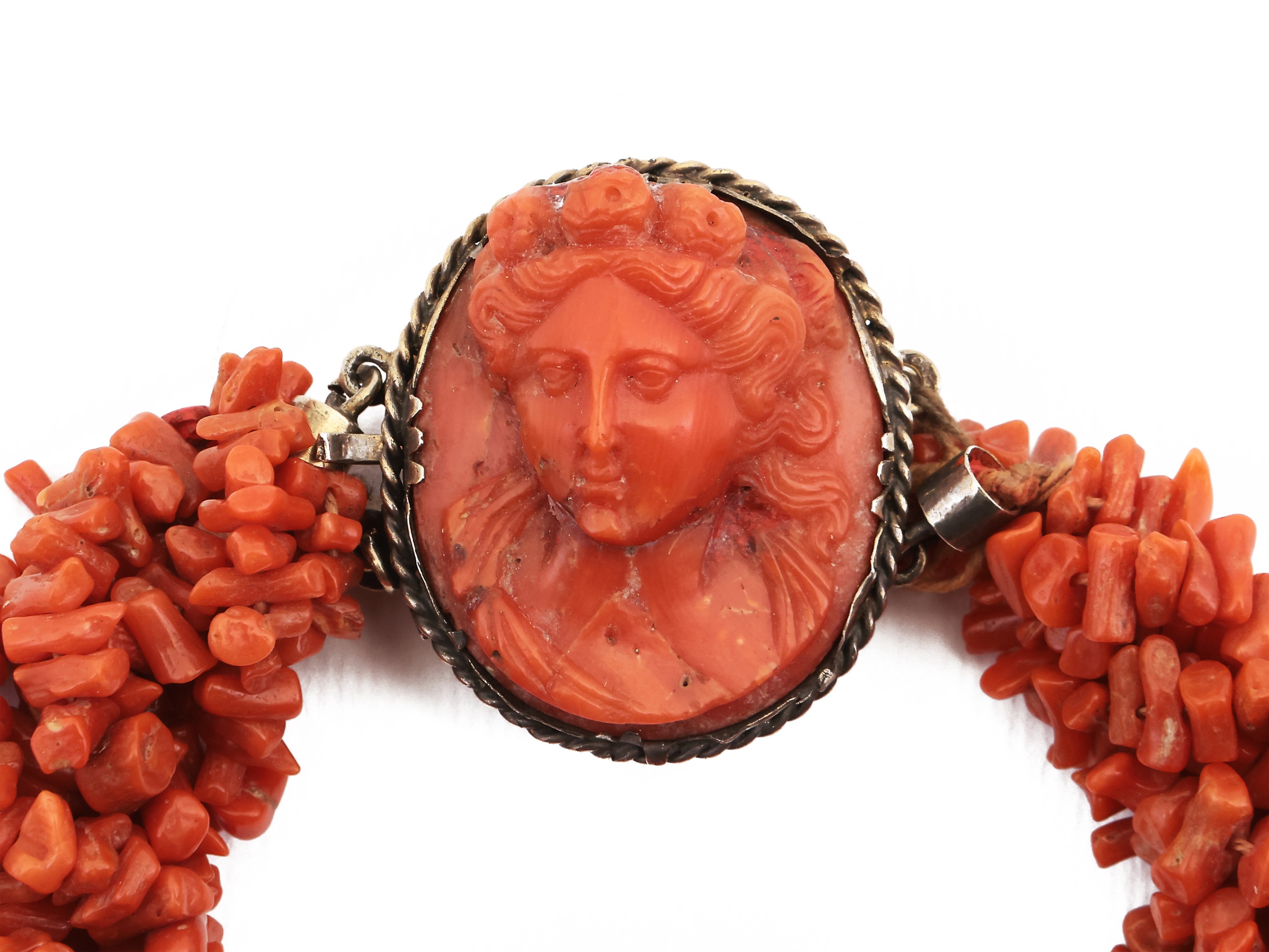 Bracciale Multifilo di Corallo Rosso con Fermezza in Argento e Cameo in Corallo Rosso