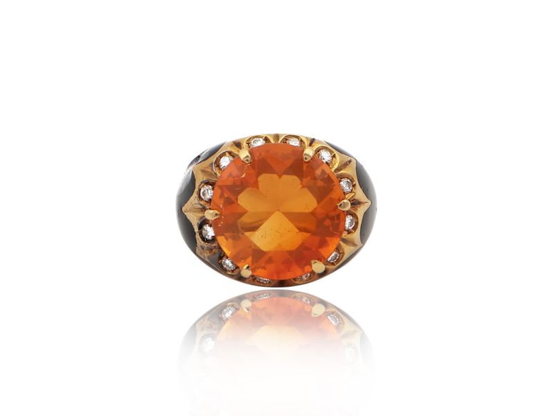 Anello in Oro Giallo con Diamanti, Smalti Neri e Gemma Arancio