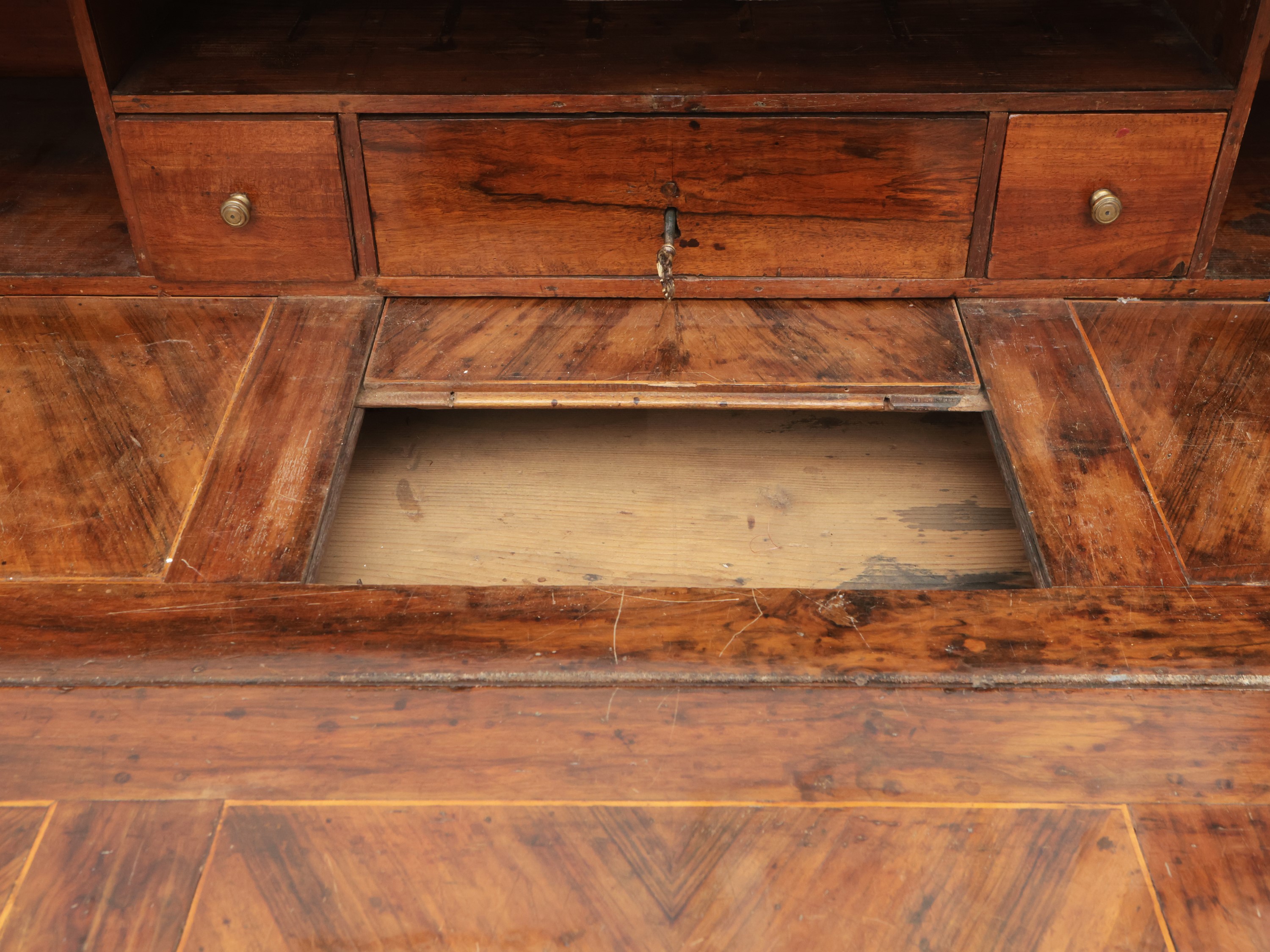 Scrittoio a ribalta impiallacciato in radica e piuma di noce