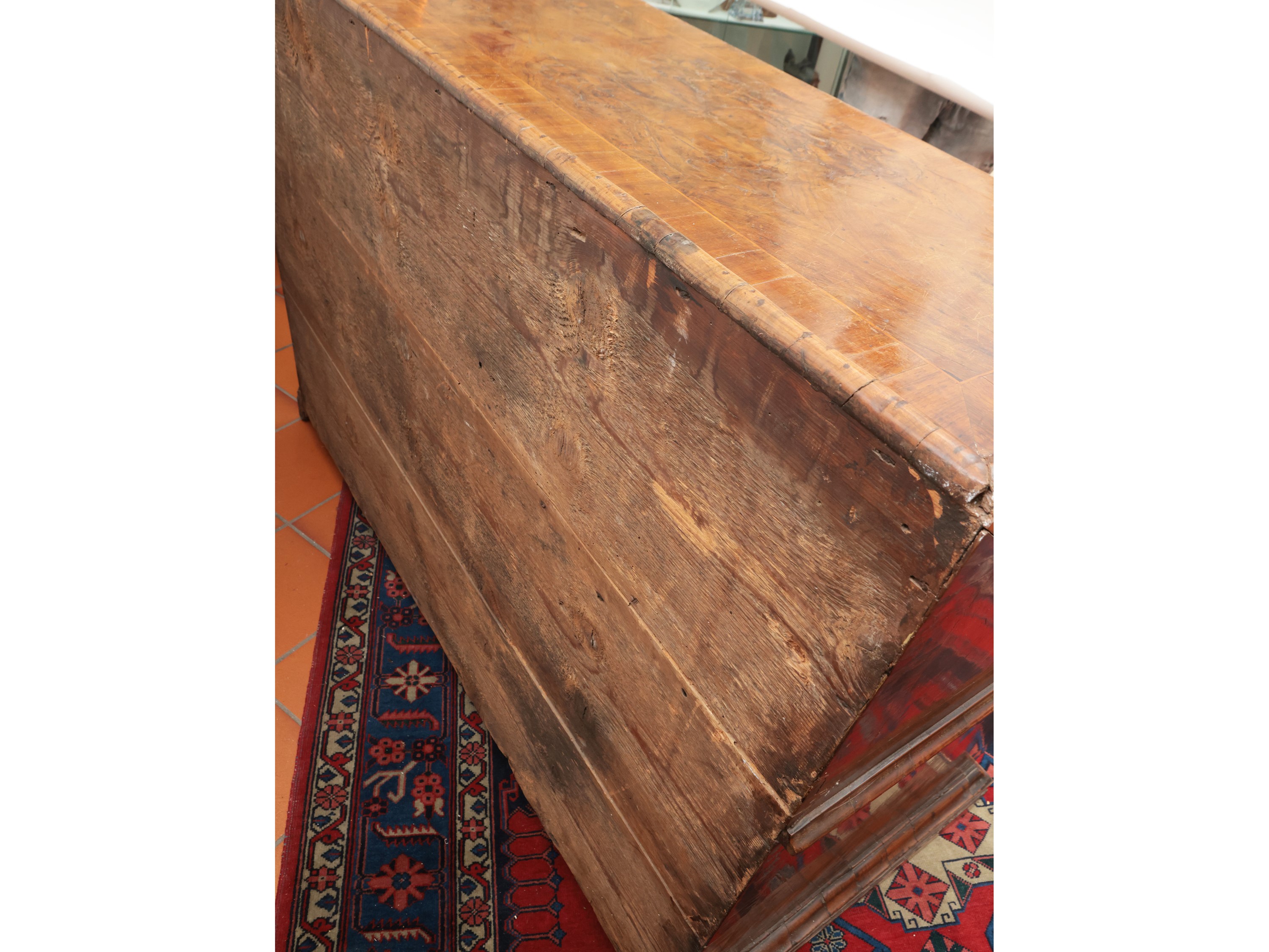 Scrittoio a ribalta impiallacciato in radica e piuma di noce