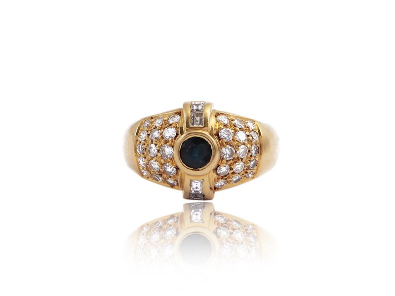 Anello a Fascia in Oro Giallo con Diamanti e Zaffiro