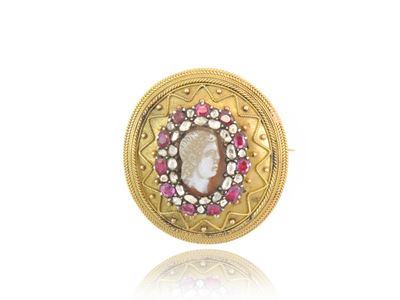 Spilla in Oro Giallo e Argento con Diamanti, Rubini e Cammeo in Corniola