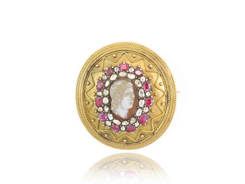 Spilla in Oro Giallo e Argento con Diamanti, Rubini e Cammeo in Corniola