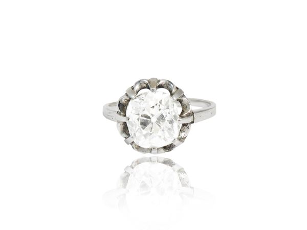Solitaire ring in white gold with diamond