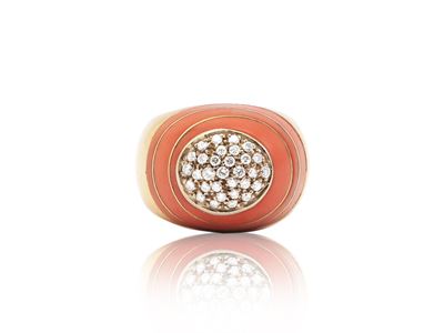 Anello in Oro Giallo con Diamanti e Corallo Rosa Arancio