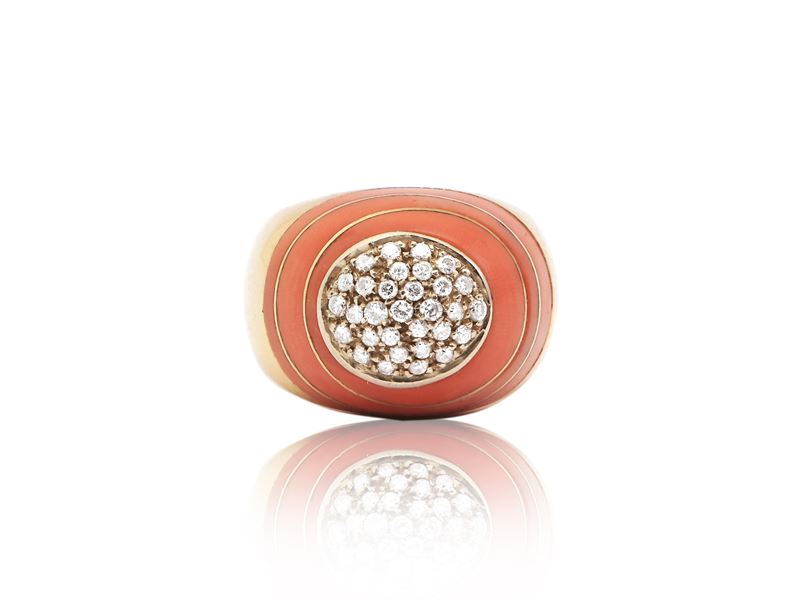 Anello in Oro Giallo con Diamanti e Corallo Rosa Arancio