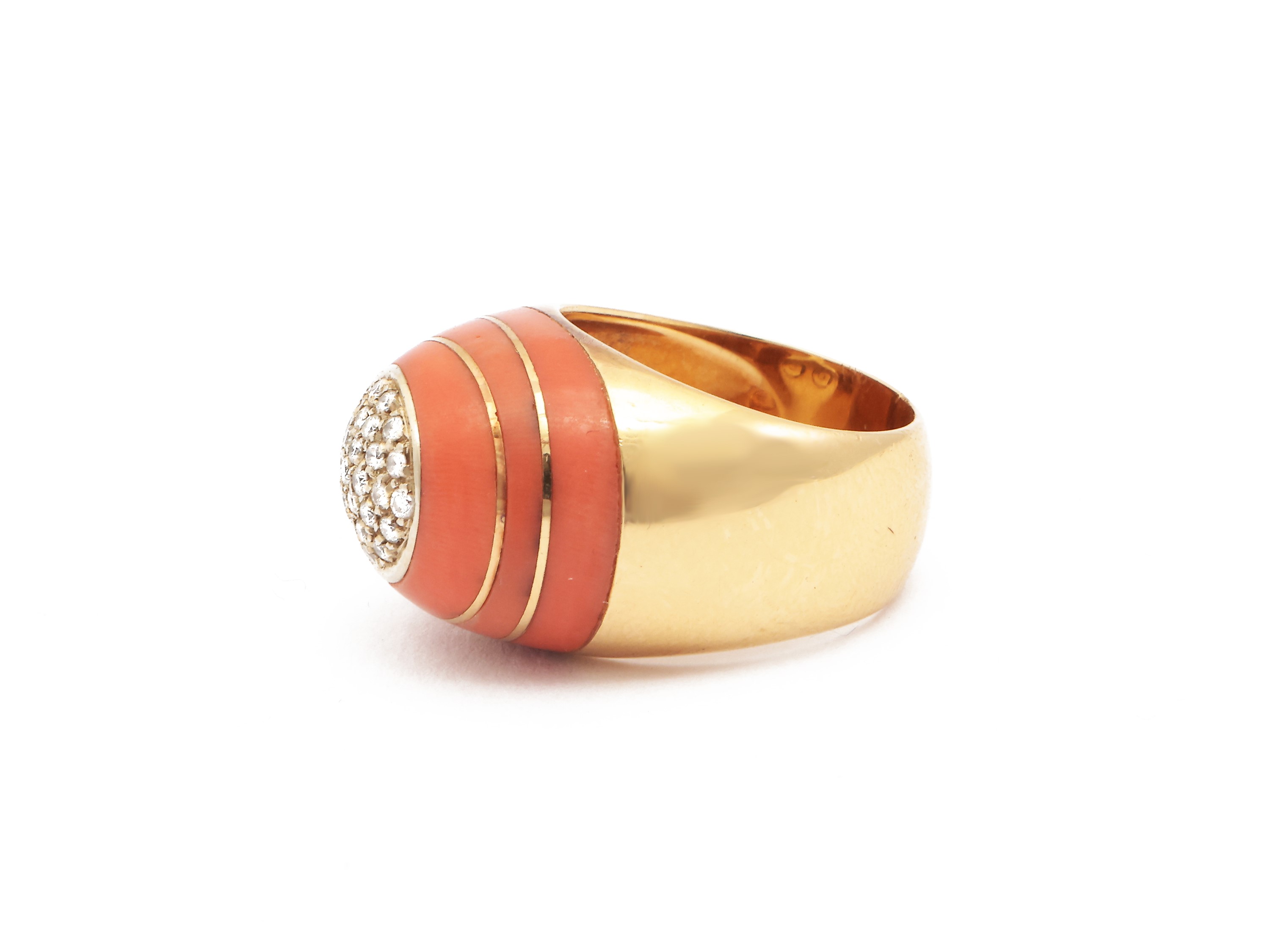 Anello in Oro Giallo con Diamanti e Corallo Rosa Arancio