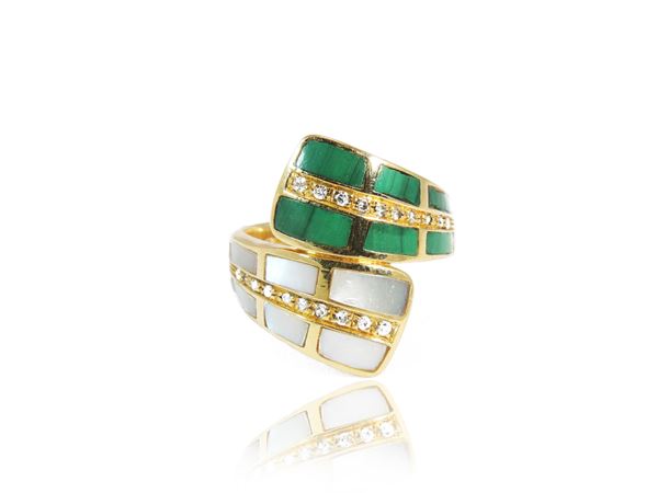 Yellow gold contrariè ring with diamonds, mother-of-pearl and malachite inlays