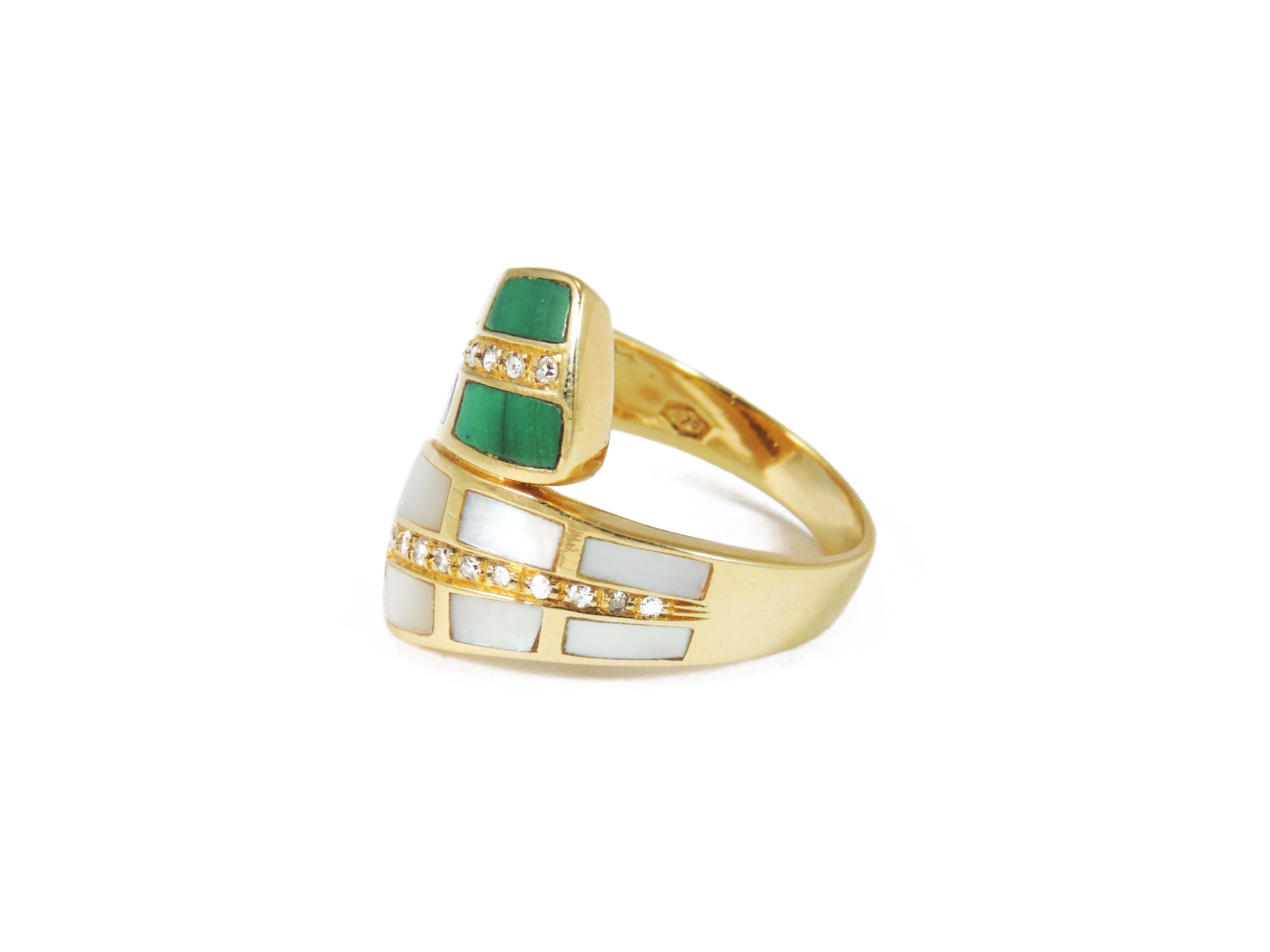 Anello Contrariè in Oro Giallo e Diamanti con Intarsi in Madreperla e Malachite