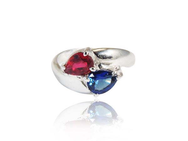 Contrarié ring in white gold with ruby and sapphire
