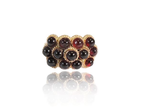 375/1000 pink gold ring with garnets