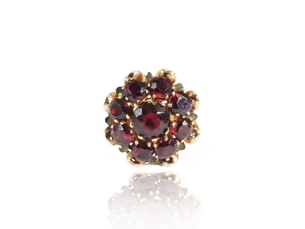 Yellow gold ring with garnets