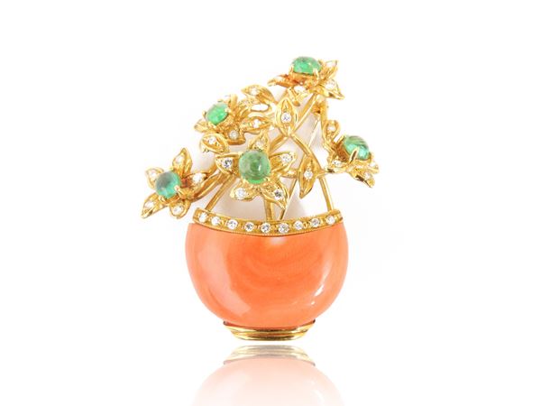 Yellow gold brooch with diamonds, emeralds and orange pink coral