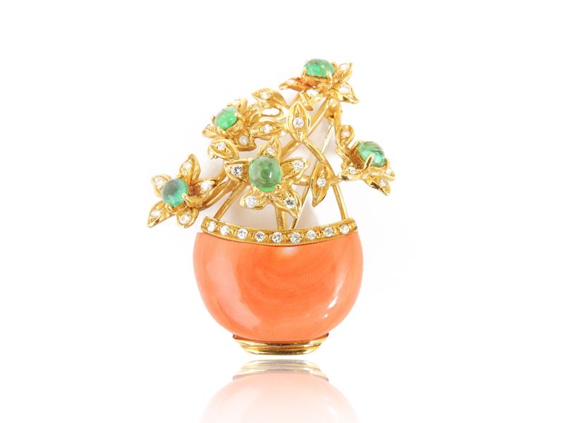 Spilla in Oro Giallo con Diamanti, Smeraldi e Corallo Rosa Arancio