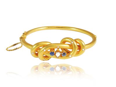 Bracciale Rigido in Oro Giallo con Diamanti, Zaffiri e Perla