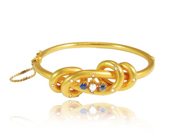 Bracciale rigido in oro giallo con diamanti, zaffiri e perla