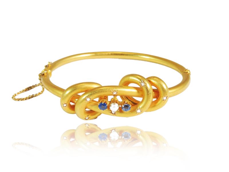 Bracciale Rigido in Oro Giallo con Diamanti, Zaffiri e Perla