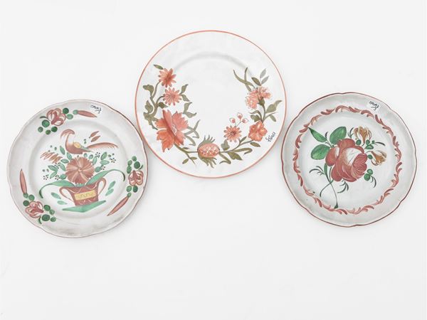 Tre piatti decorativi in maiolica