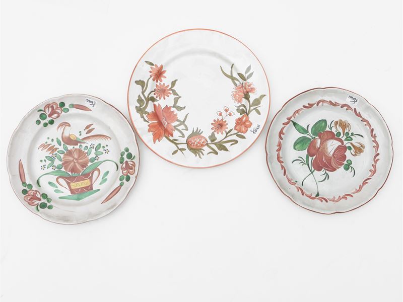 Tre piatti decorativi in maiolica