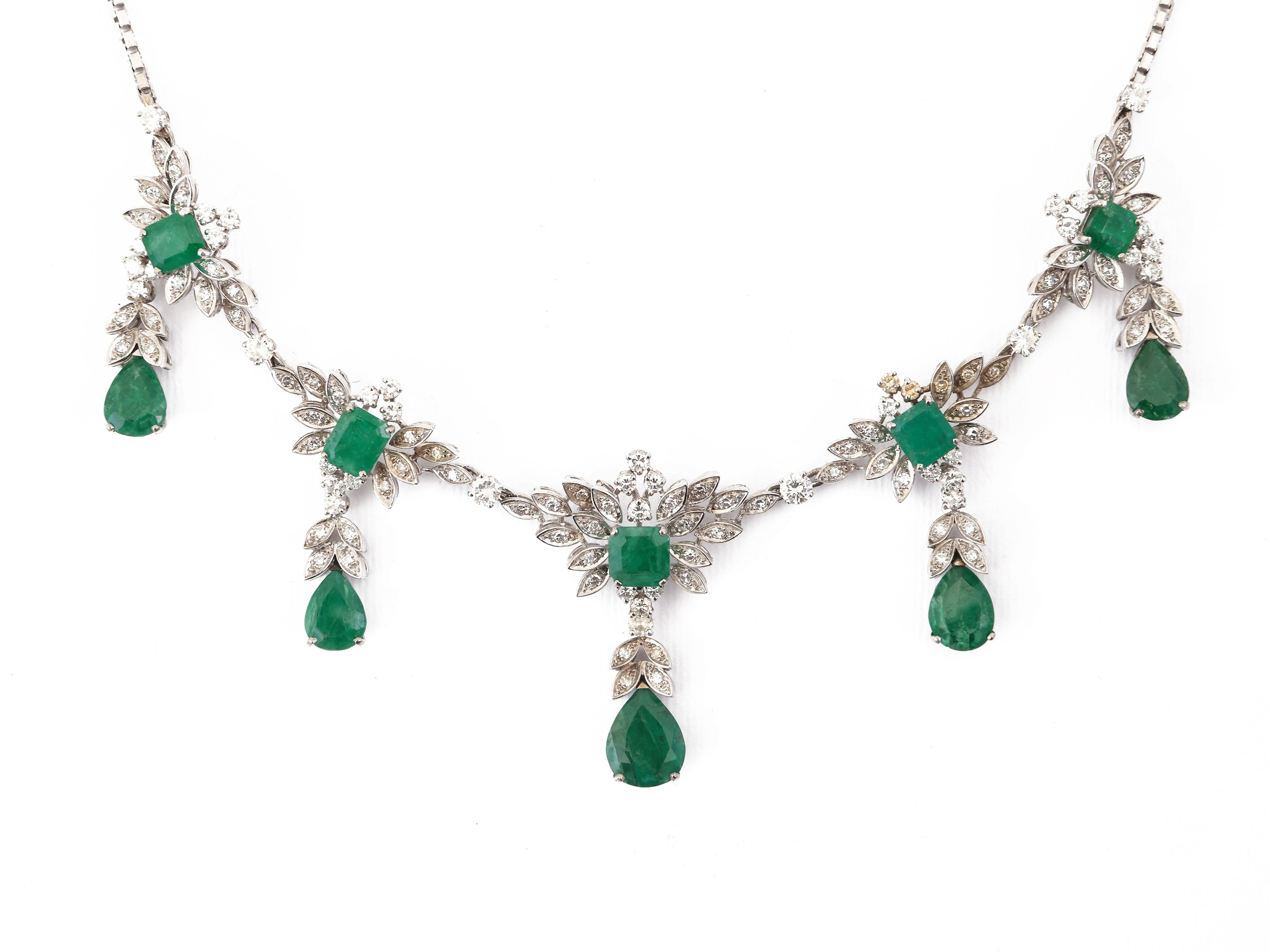 Demi Parure Collana e Orecchini in Oro Bianco con Diamanti e Smeraldi