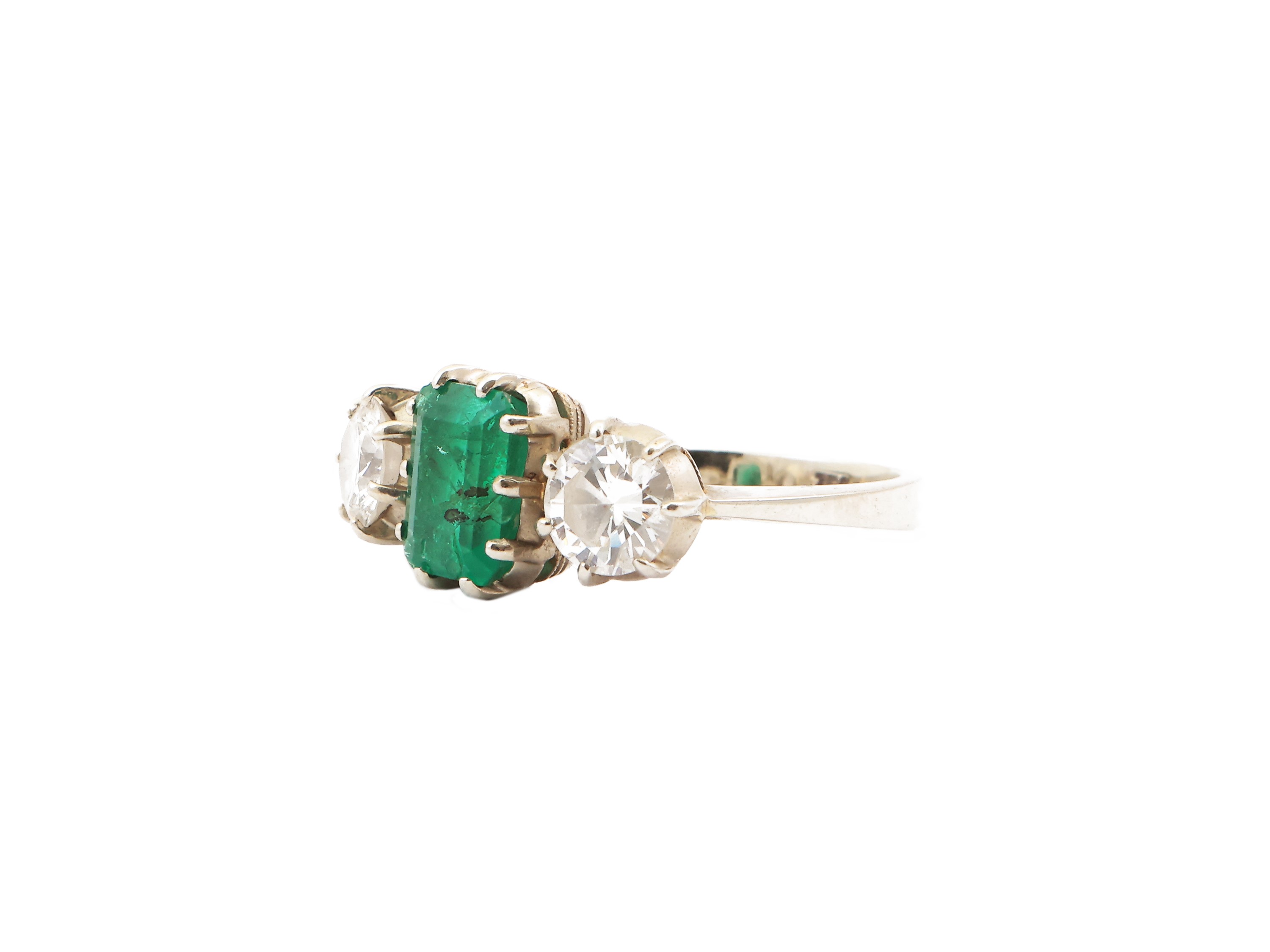 Anello in Oro Bianco con Diamanti e Smeraldo