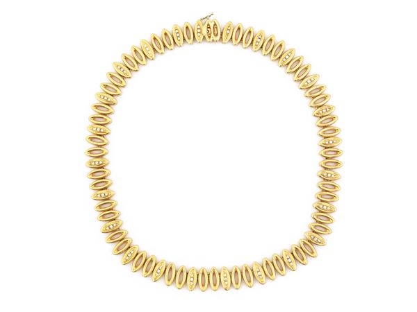 Yellow gold soft necklace with diamonds