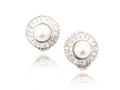 Orecchini in Oro Bianco con Diamanti e Perle Akoya