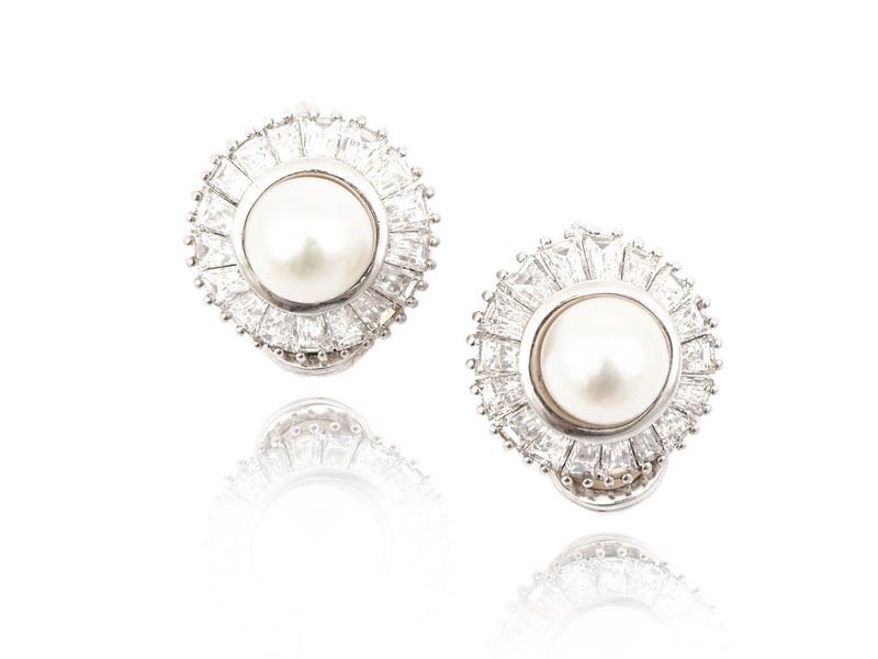 Orecchini in Oro Bianco con Diamanti e Perle Akoya