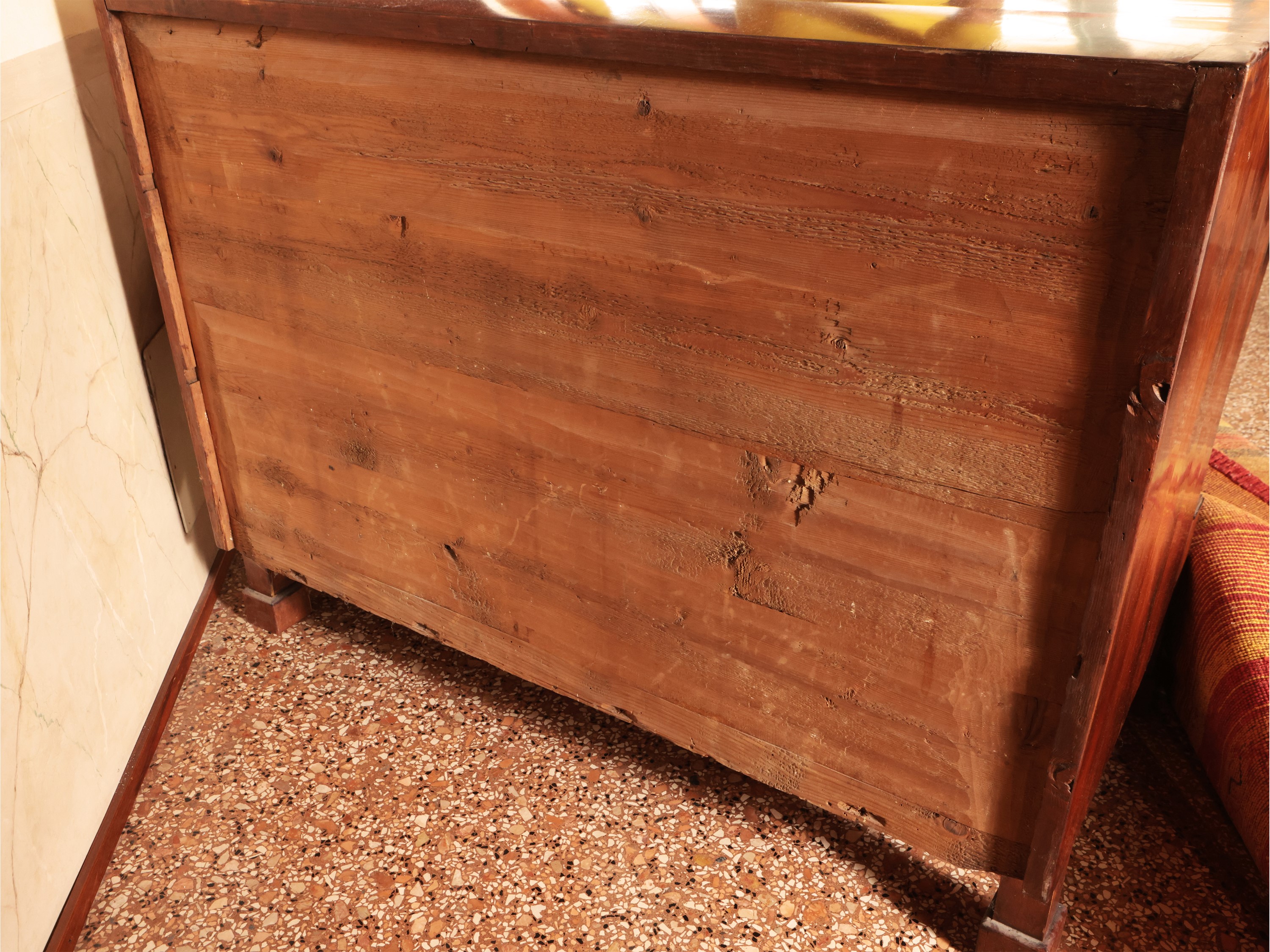 Cassettone Impiallacciato in Piuma di Noce