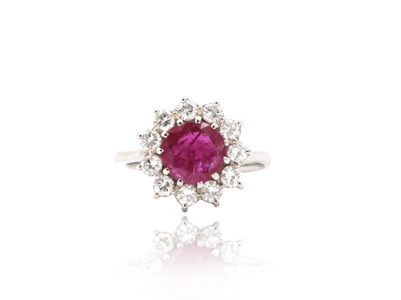 Anello in Oro Bianco con Diamanti e Rubino