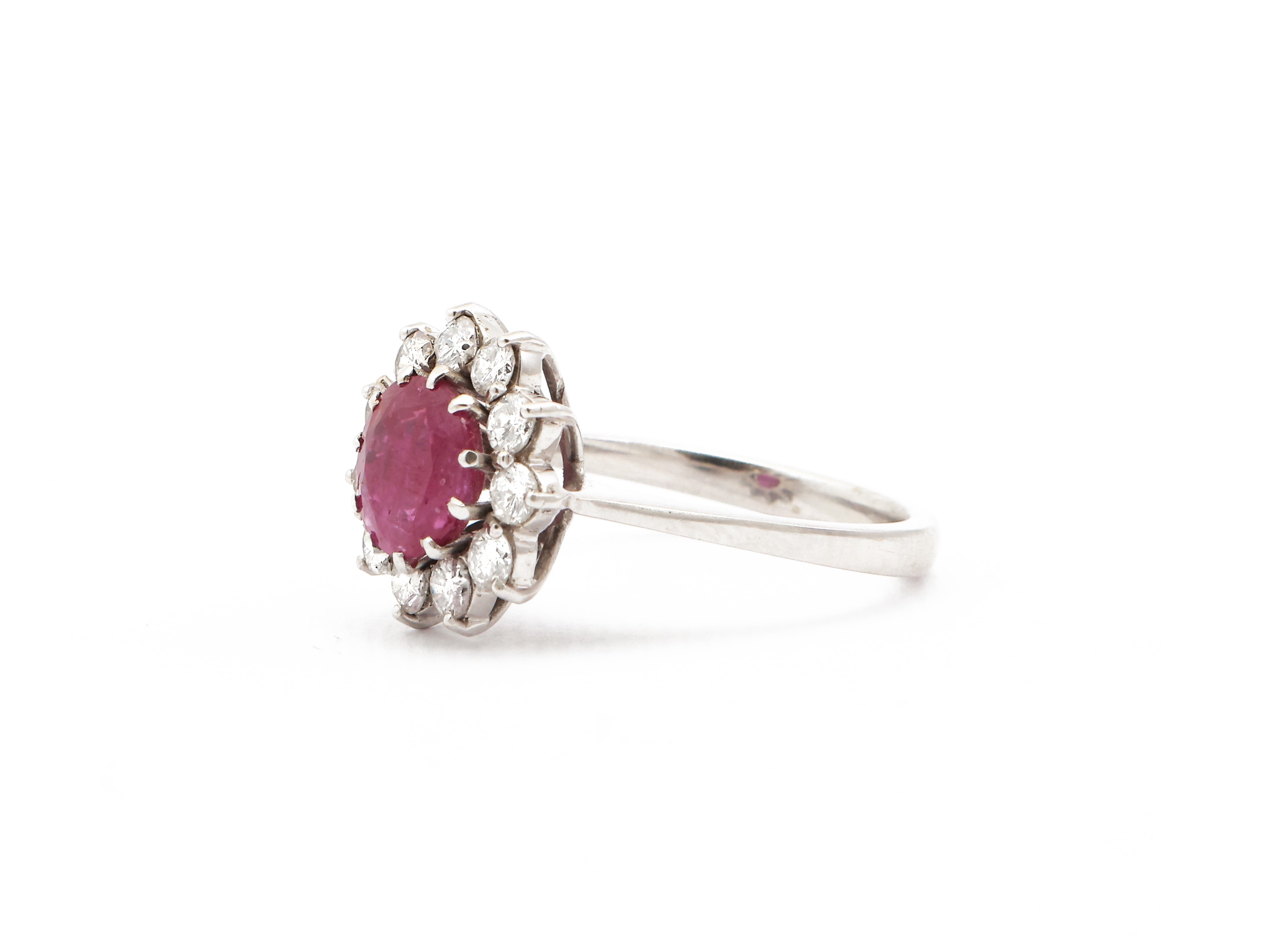 Anello in Oro Bianco con Diamanti e Rubino