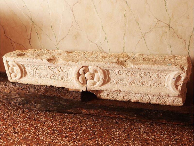 Antico Frammento di Architrave in Marmo Bianco