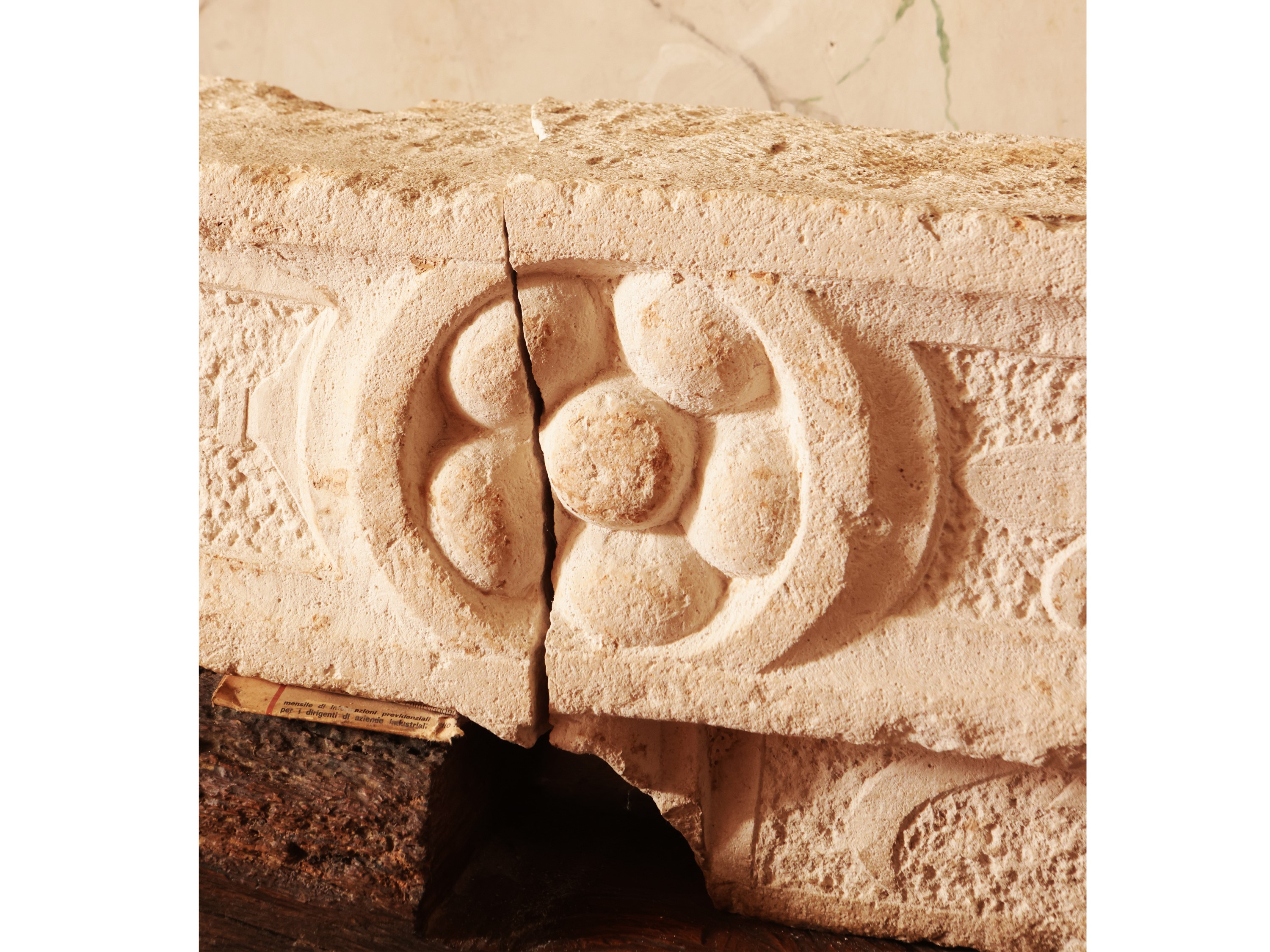 Antico Frammento di Architrave in Marmo Bianco