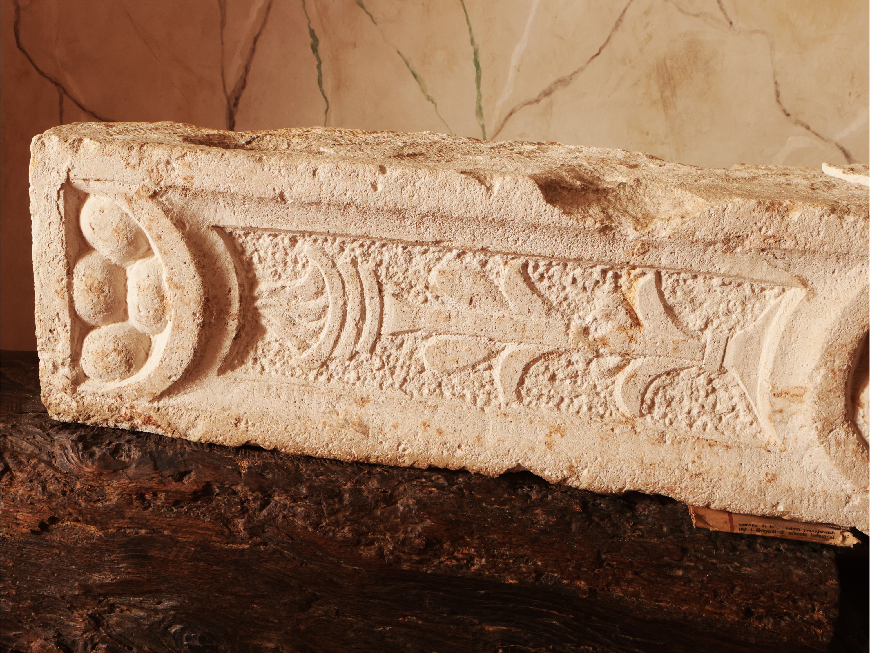 Antico Frammento di Architrave in Marmo Bianco