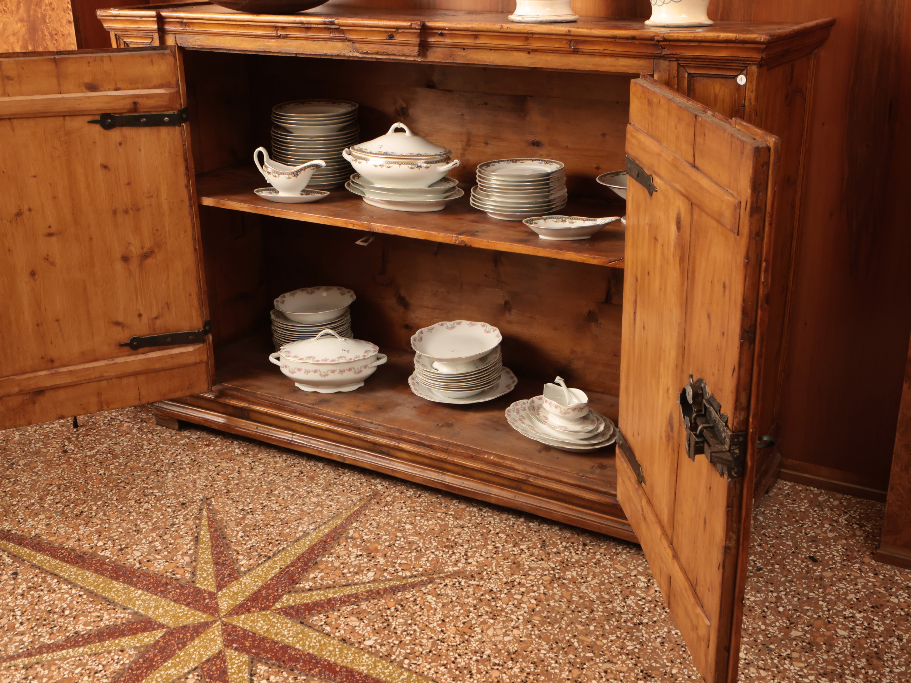 Grande Credenza in Legno Tenero