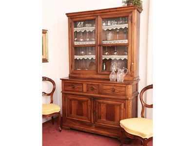 Credenza Rustica a Due Corpi in Noce