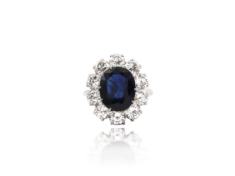 Anello in Oro Bianco con Diamanti e Zaffiro