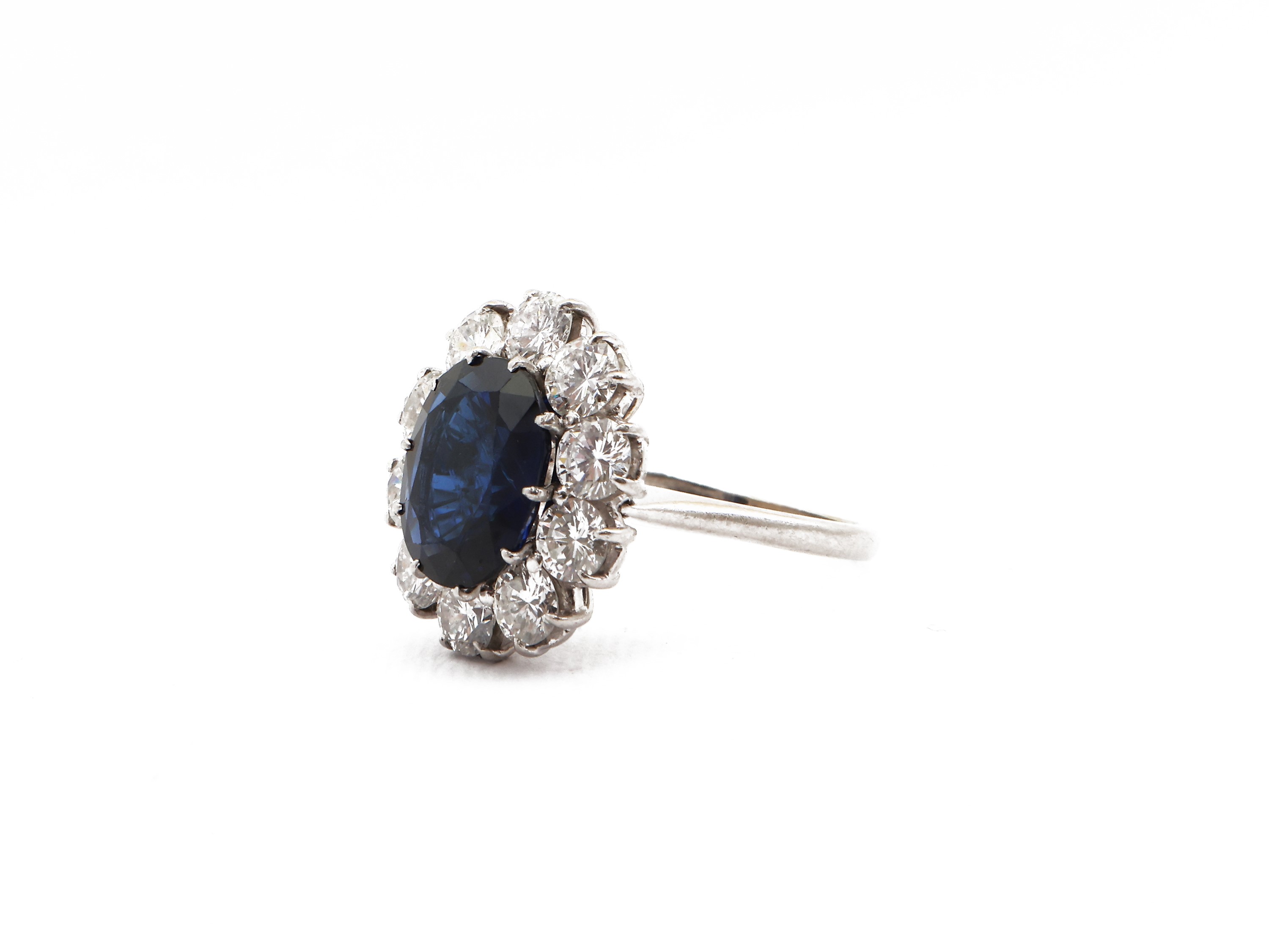 Anello in Oro Bianco con Diamanti e Zaffiro