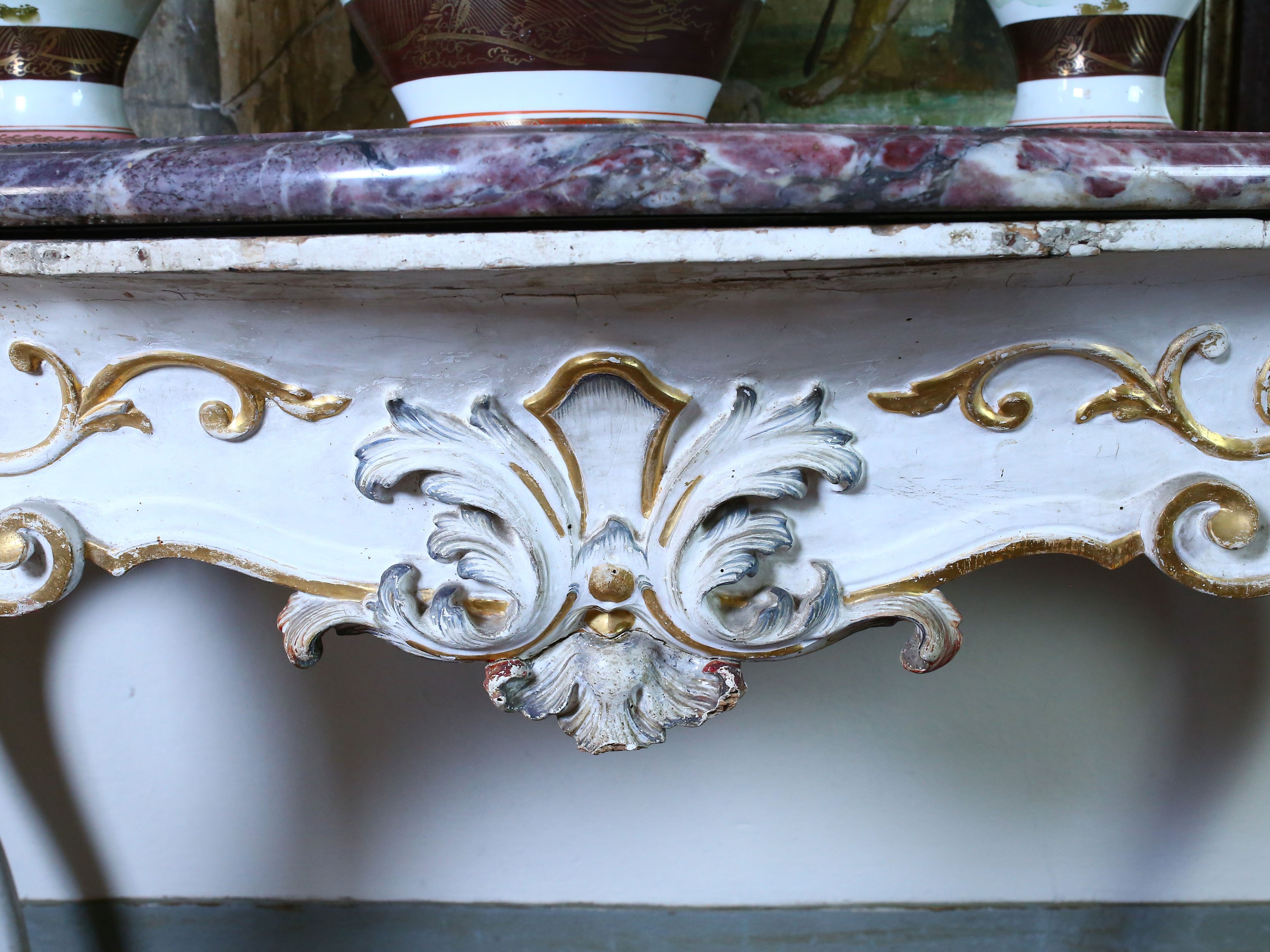 Console in Legno Laccato, Dipinto e Lumeggiato in Oro
