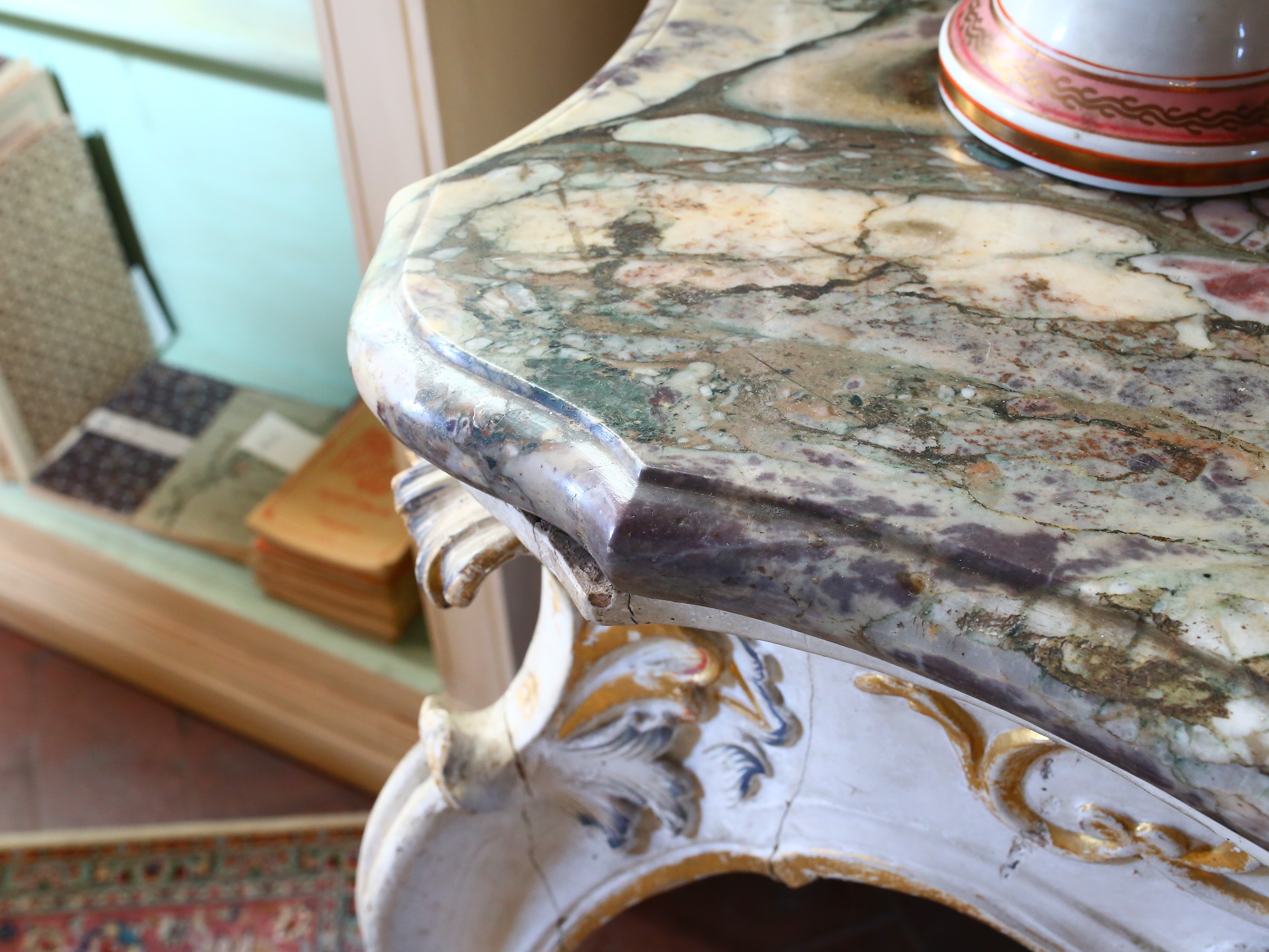 Console in Legno Laccato, Dipinto e Lumeggiato in Oro