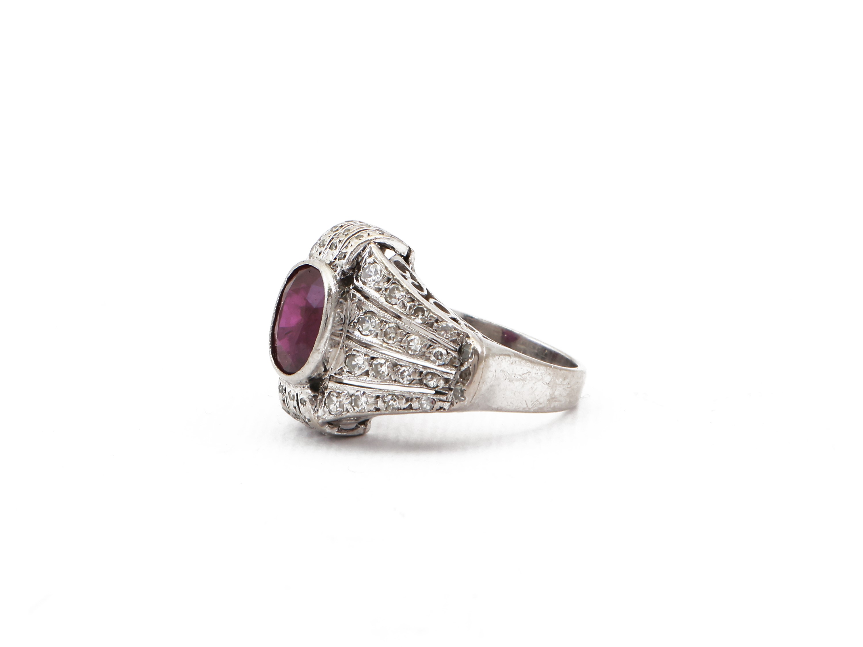 Anello decò in platino con diamanti e rubini