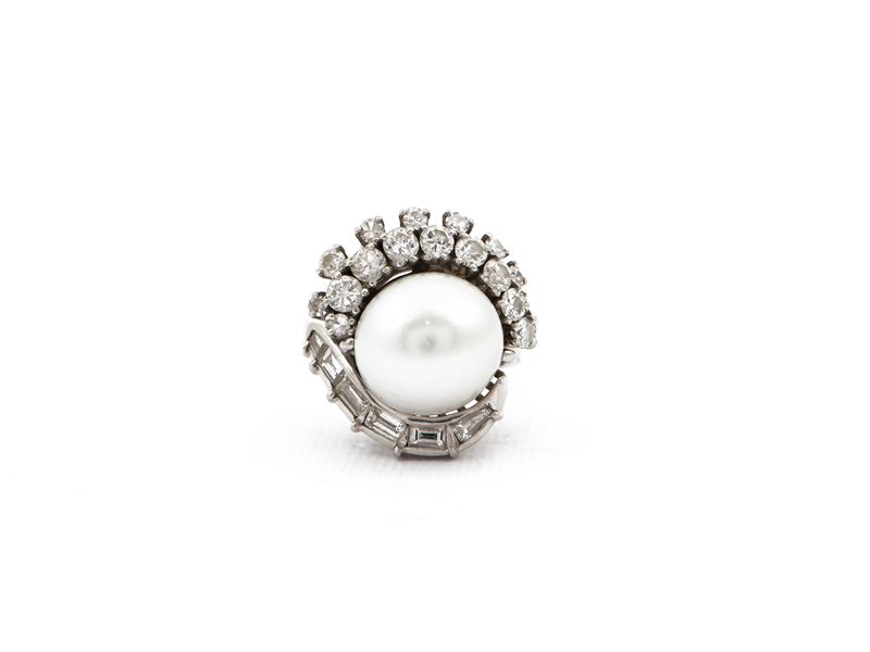 Anello in Oro Bianco con Diamanti e Perla South Sea Bianca