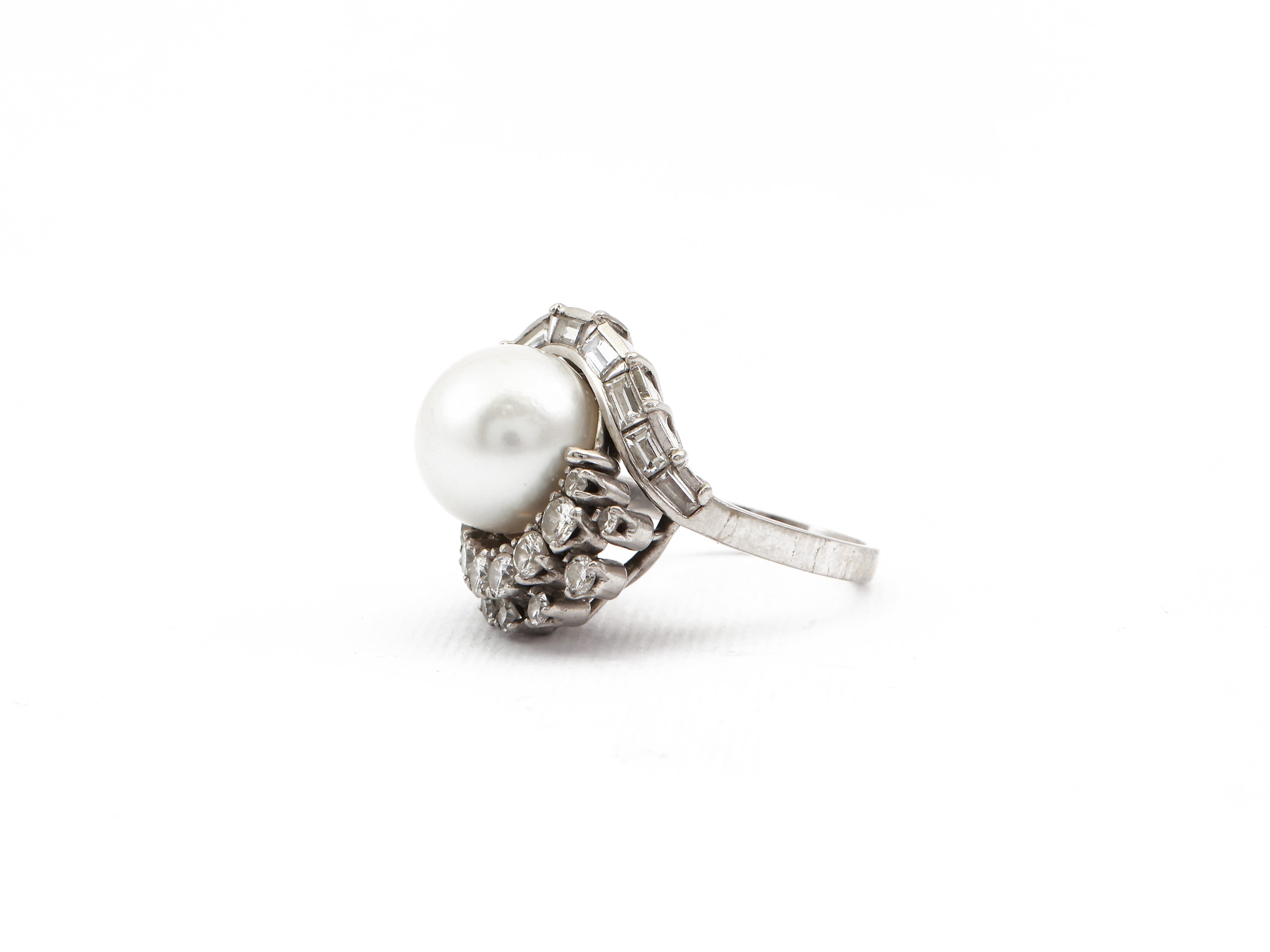 Anello in Oro Bianco con Diamanti e Perla South Sea Bianca