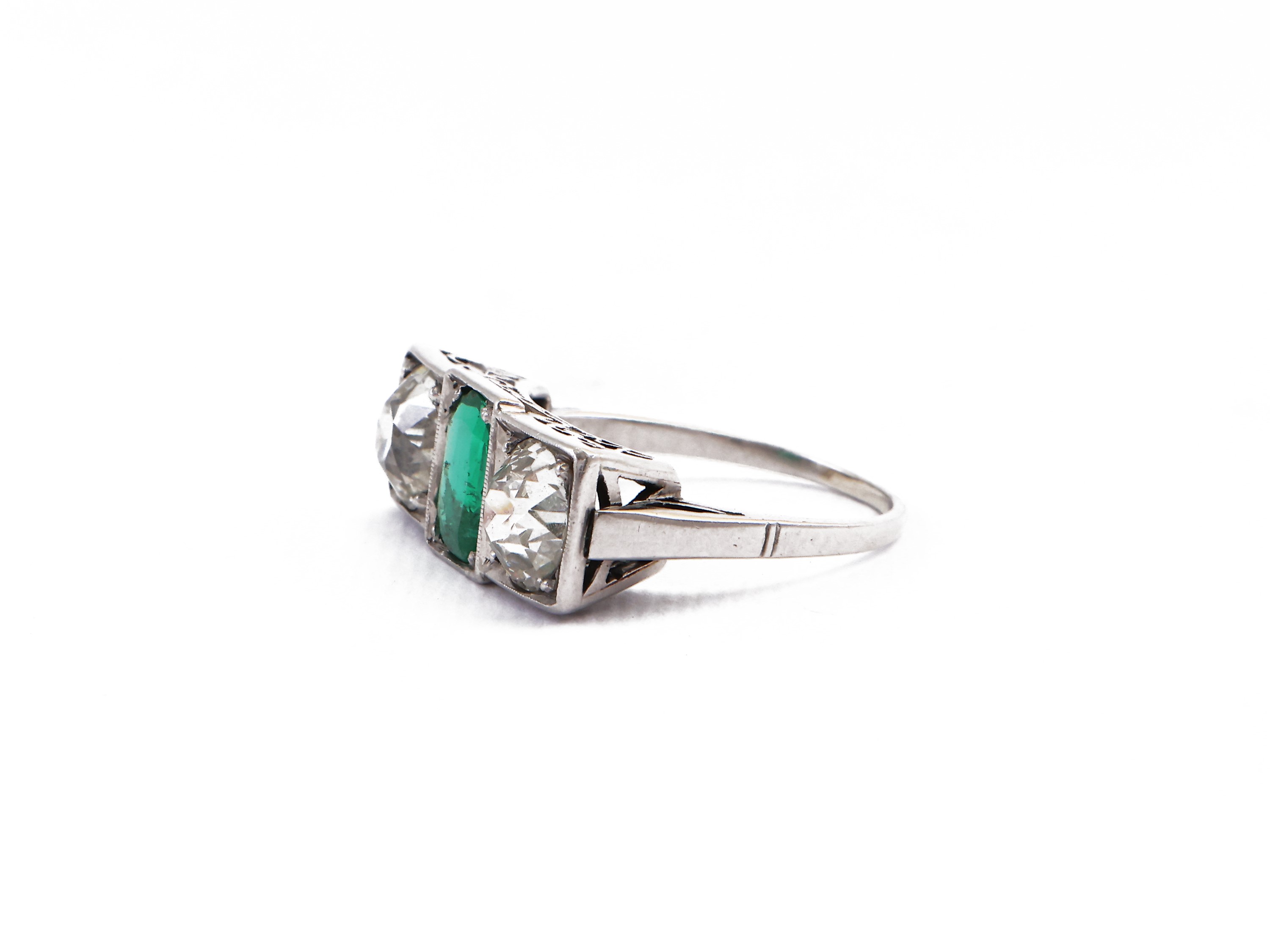 Anello Decò in Platino con Diamanti e Smeraldo