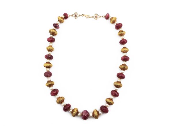 Collana in oro giallo con diamanti ,rubini, perle coltivate ,radici di rubino ed elementi dorati