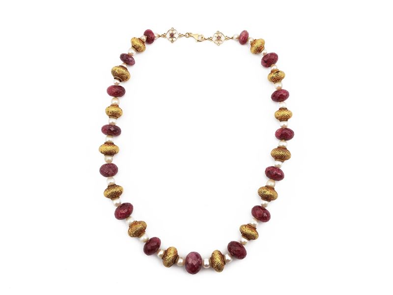 Collana in Oro Giallo con Diamanti, Rubini, Perle Coltivate, Radici di Rubino ed Elementi Dorati