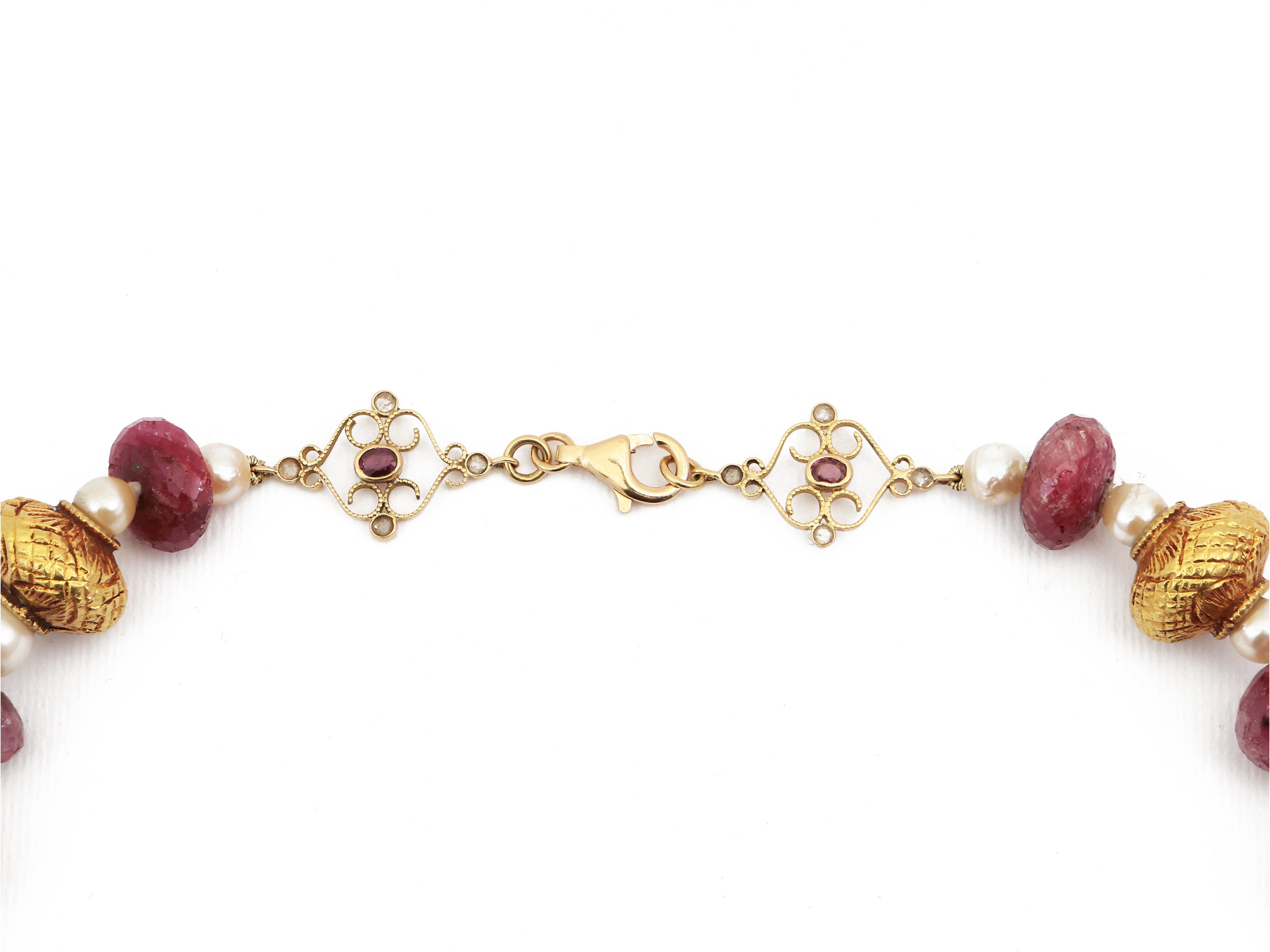 Collana in Oro Giallo con Diamanti, Rubini, Perle Coltivate, Radici di Rubino ed Elementi Dorati