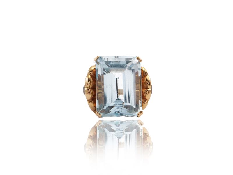 Anello in Oro Giallo con Acquamarina