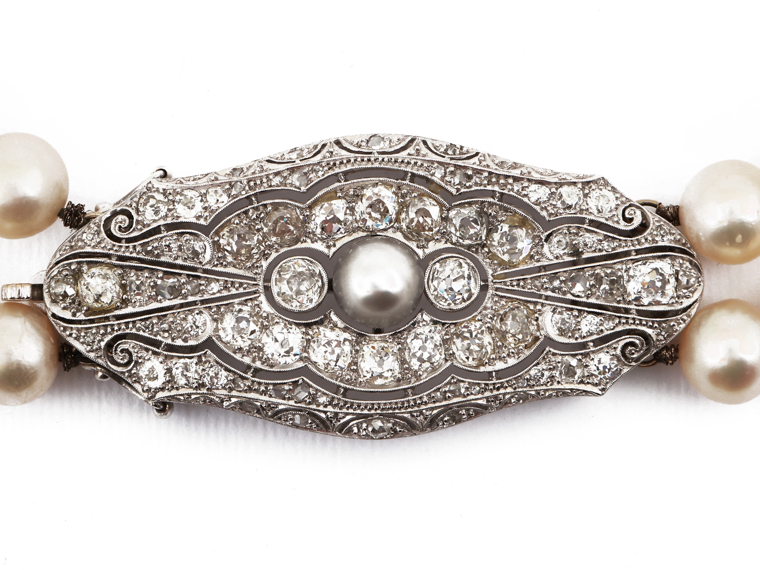 Collana Due Fili di Perle Coltivate con Fermezza Decò in Platino, Diamanti e Perla